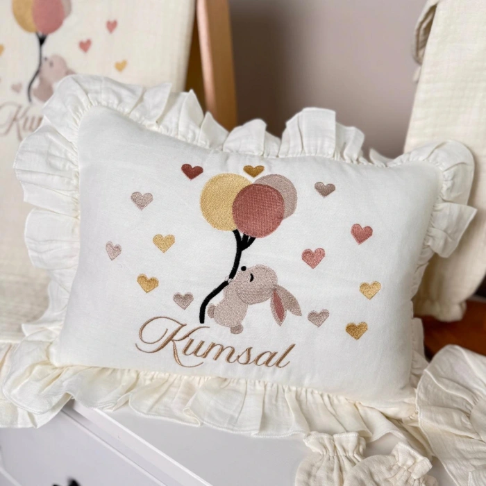 Müslin Ekru Set – Yastık, Battaniye, Puset Örtüsü ve Bebe Yaka Tulum