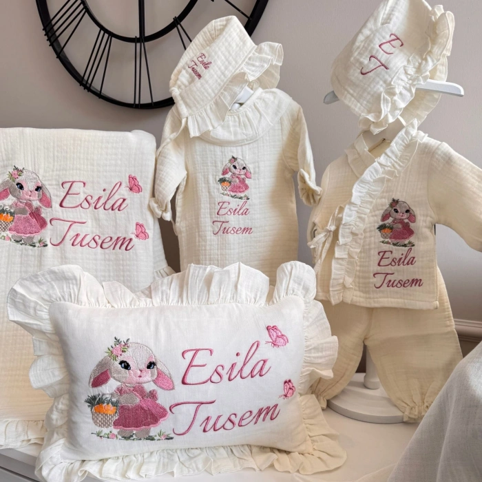 Müslin Ekru Set – Yastık, Battaniye, Puset Örtüsü,Fırfırlı Yaka Tulum ve Kruvaze Yaka Tulum