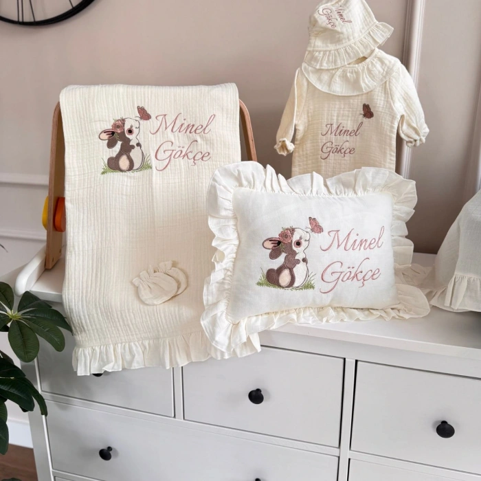 Müslin Ekru Set – Yastık, Battaniye, Puset Örtüsü ve Fırfırlı Yaka Tulum