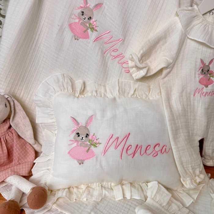 Müslin Ekru Set – Yastık, Battaniye, Puset Örtüsü ve Fırfırlı Yaka Tulum