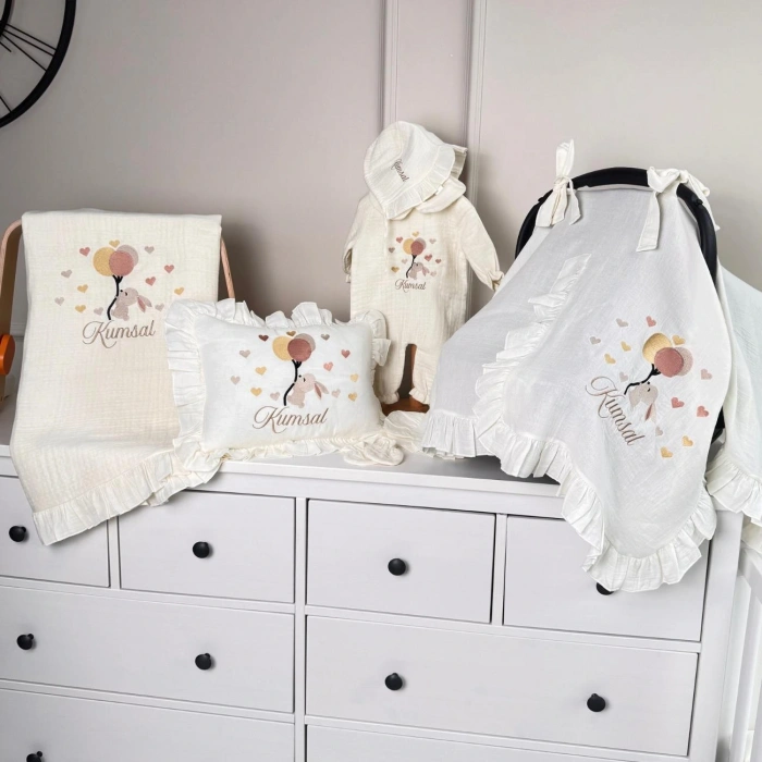 Müslin Ekru Set – Yastık, Battaniye, Puset Örtüsü ve Bebe Yaka Tulum