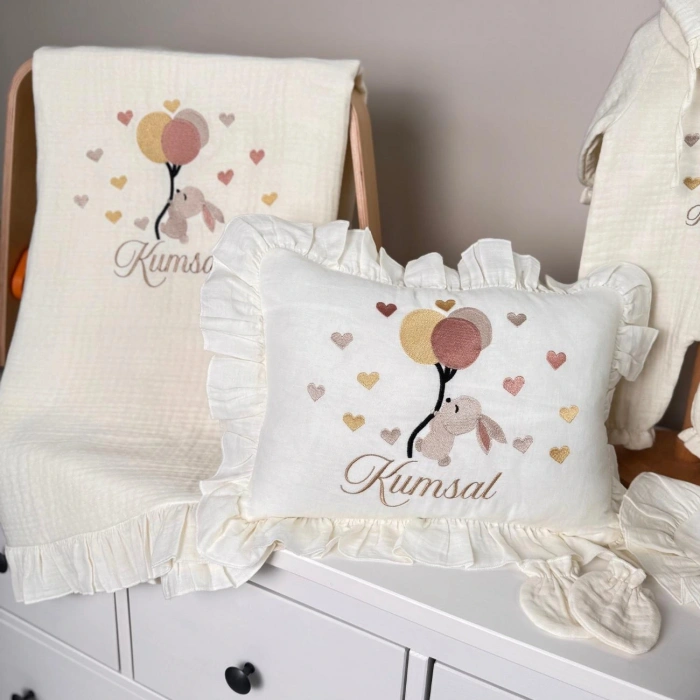 Müslin Ekru Set – Yastık, Battaniye, Puset Örtüsü ve Bebe Yaka Tulum