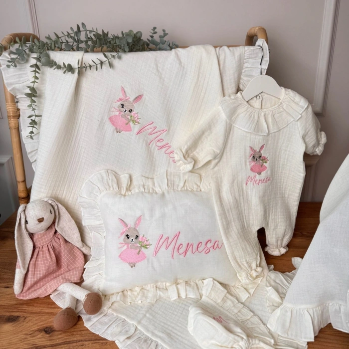 Müslin Ekru Set – Yastık, Battaniye, Puset Örtüsü ve Fırfırlı Yaka Tulum