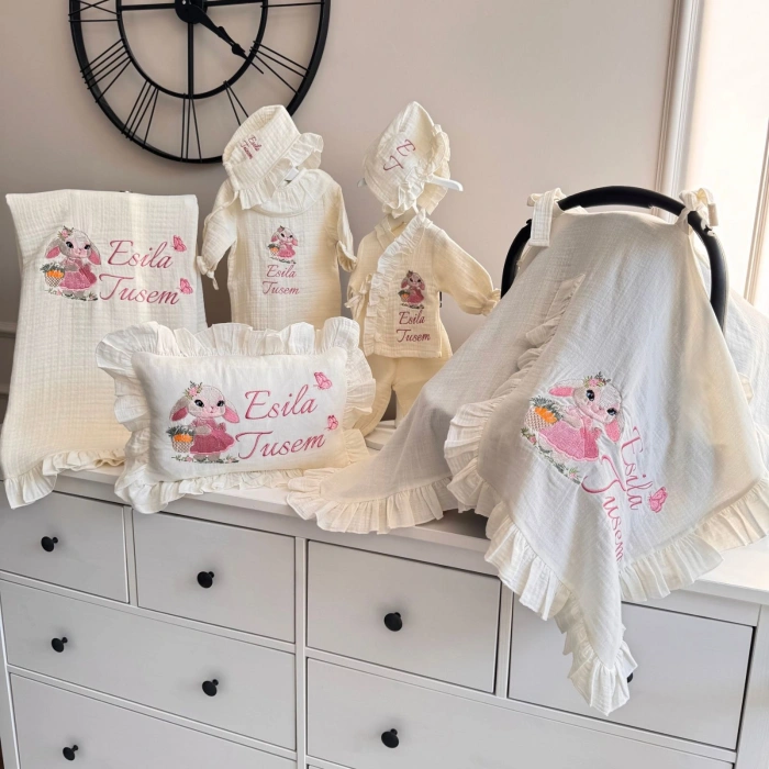 Müslin Ekru Set – Yastık, Battaniye, Puset Örtüsü,Fırfırlı Yaka Tulum ve Kruvaze Yaka Tulum