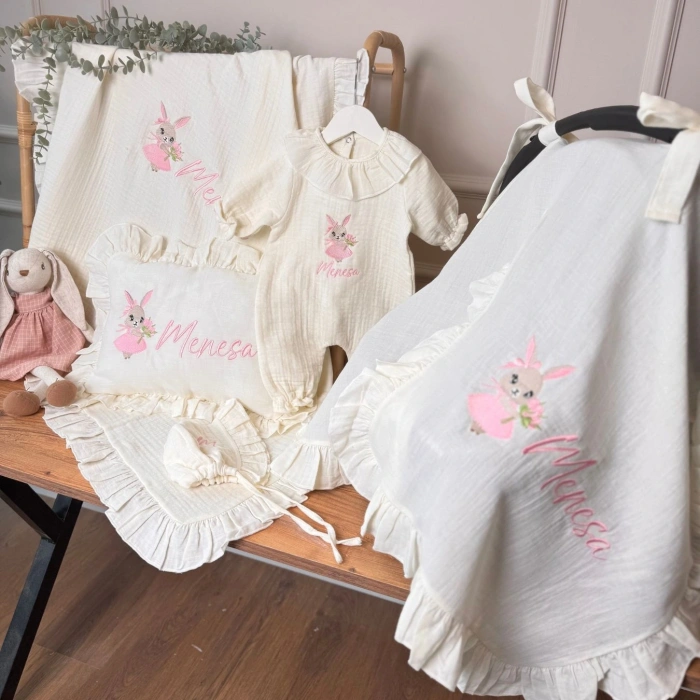 Müslin Ekru Set – Yastık, Battaniye, Puset Örtüsü ve Fırfırlı Yaka Tulum