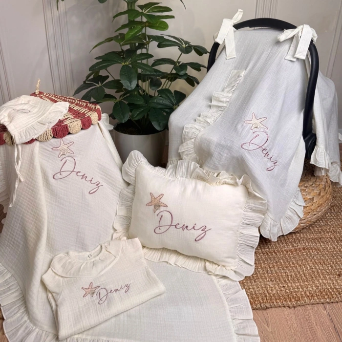 Müslin Ekru Set – Yastık, Battaniye, Puset Örtüsü ve Fırfırlı Yaka Tulum