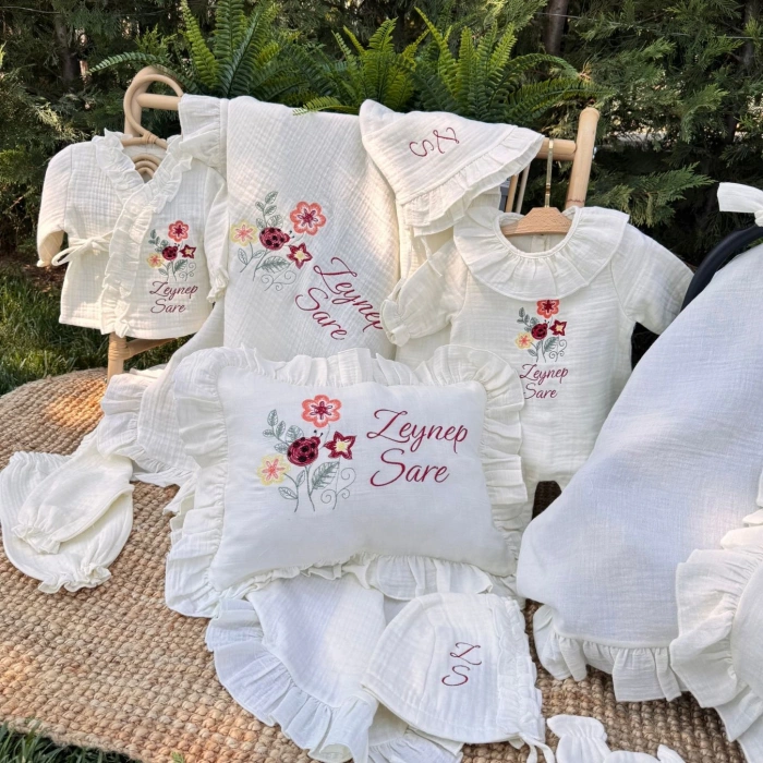 Müslin Ekru Set – Yastık, Battaniye, Puset Örtüsü ,Fırfırlı Yaka Tulum ve Alt Üst Takım
