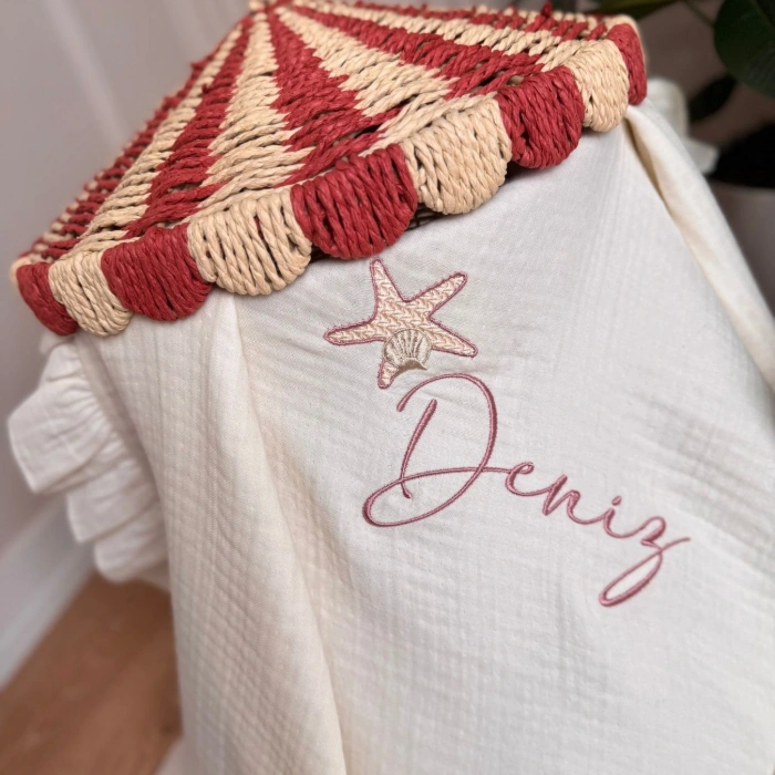 Müslin Ekru Set – Yastık, Battaniye, Puset Örtüsü ve Fırfırlı Yaka Tulum