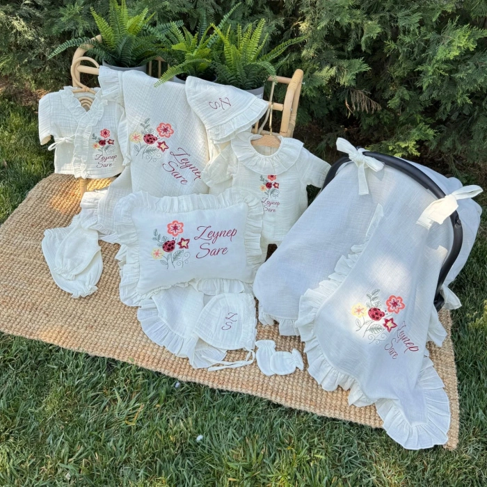 Müslin Ekru Set – Yastık, Battaniye, Puset Örtüsü ,Fırfırlı Yaka Tulum ve Alt Üst Takım