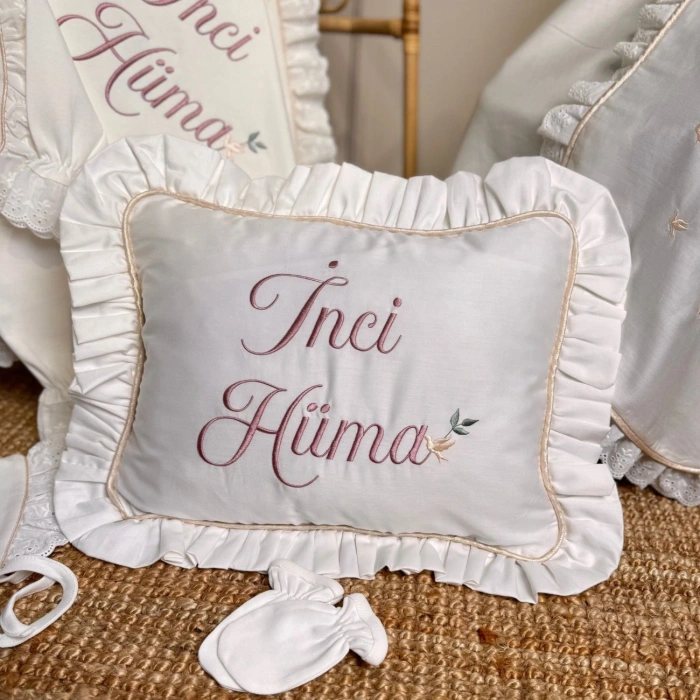 Pamuk Saten Hastane Çıkış Seti – Yastık, Battaniye, Puset Örtüsü & Tulum–Şapka