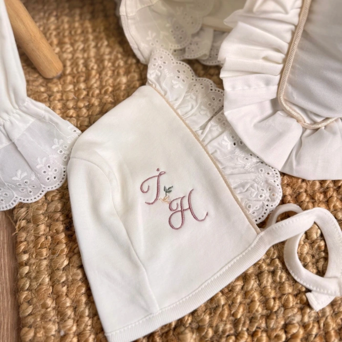 Pamuk Saten Hastane Çıkış Seti – Yastık, Battaniye, Puset Örtüsü & Tulum–Şapka