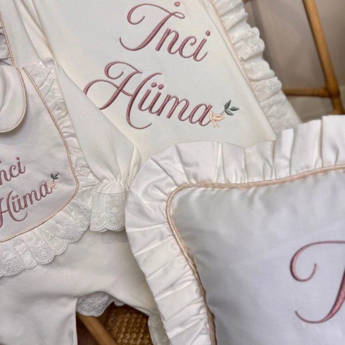 Pamuk Saten Hastane Çıkış Seti – Yastık, Battaniye, Puset Örtüsü & Tulum–Şapka