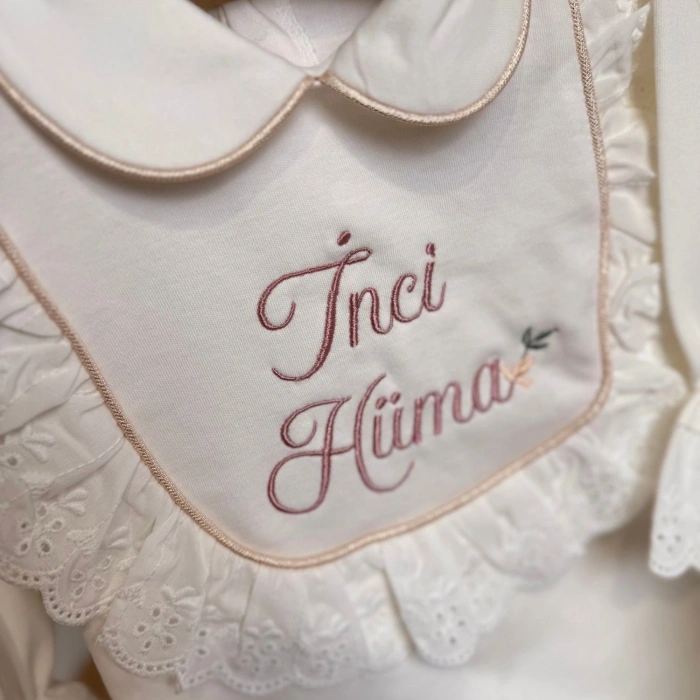 Pamuk Saten Hastane Çıkış Seti – Yastık, Battaniye, Puset Örtüsü & Tulum–Şapka