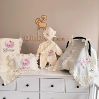 Müslin Ekru Set – Yastık, Battaniye, Puset Örtüsü ve Kruvaze Yaka Tulum