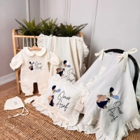 Müslin Ekru Set – Yastık, Battaniye, Puset Örtüsü ve Bebe Yaka Tulum