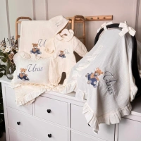 Müslin Ekru Set – Yastık, Battaniye, Puset Örtüsü ve Bebe Yaka Tulum