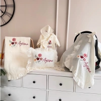 Müslin Ekru Set – Yastık, Battaniye, Puset Örtüsü ve Kruvaze Fırfırlı Tulum