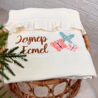 Nakışlı İşlemeli Müslin İsimli Fırfırlı Battaniye