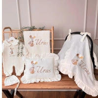 Müslin Ekru Set – Yastık, Battaniye, Puset Örtüsü ve Bebe Yaka Tulum