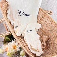 Nakışlı İşlemeli Müslin İsimli Fırfırlı Battaniye ve Kruvaze Alt Üst Takım