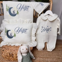 Nakışlı İşlemeli Müslin İsimli Fırfırlı Battaniye,Bebe Yaka Tulum ve Fırfırlı Yastık