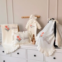 Müslin Ekru Set – Yastık, Battaniye, Puset Örtüsü ve Bebe Yaka Tulum