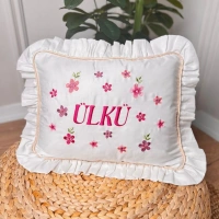 Nakışlı İşlemeli Müslin İsimli Gold Biyeli Fırfırlı Yastık