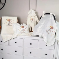 Müslin Ekru Set – Yastık, Battaniye, Puset Örtüsü ve Bebe Yaka Tulum