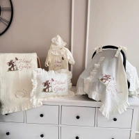 Müslin Ekru Set – Yastık, Battaniye, Puset Örtüsü ve Fırfırlı Yaka Tulum