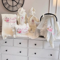 Müslin Ekru Set – Yastık, Battaniye, Puset Örtüsü,Fırfırlı Yaka Tulum ve Kruvaze Yaka Tulum