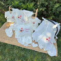 Müslin Ekru Set – Yastık, Battaniye, Puset Örtüsü ,Fırfırlı Yaka Tulum ve Alt Üst Takım