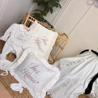 Pamuk Saten Hastane Çıkış Seti – Yastık, Battaniye, Puset Örtüsü & Tulum–Şapka