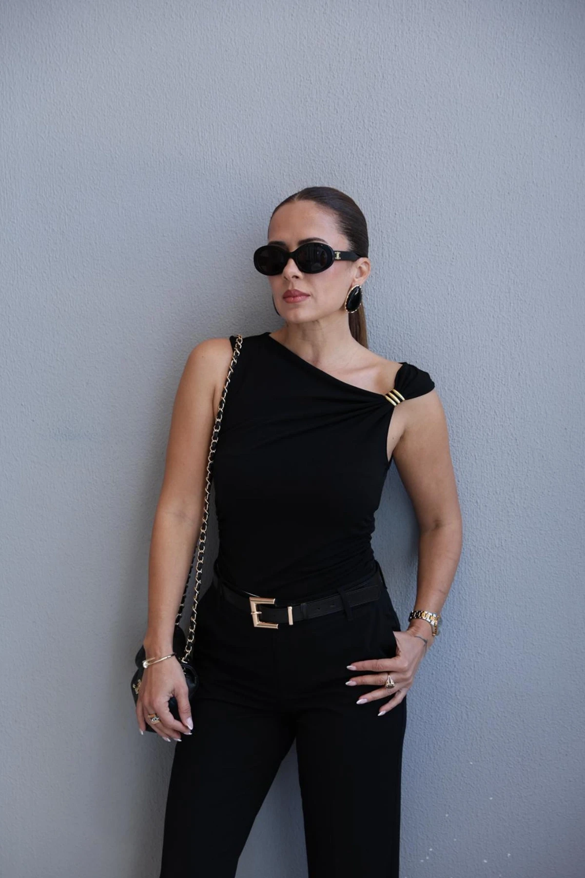 Siyah Düşük Omuz Tokalı Bluz