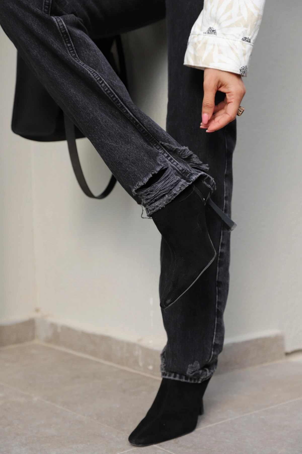 Antrasit Yırtık Detay Mom Jean Pantolon