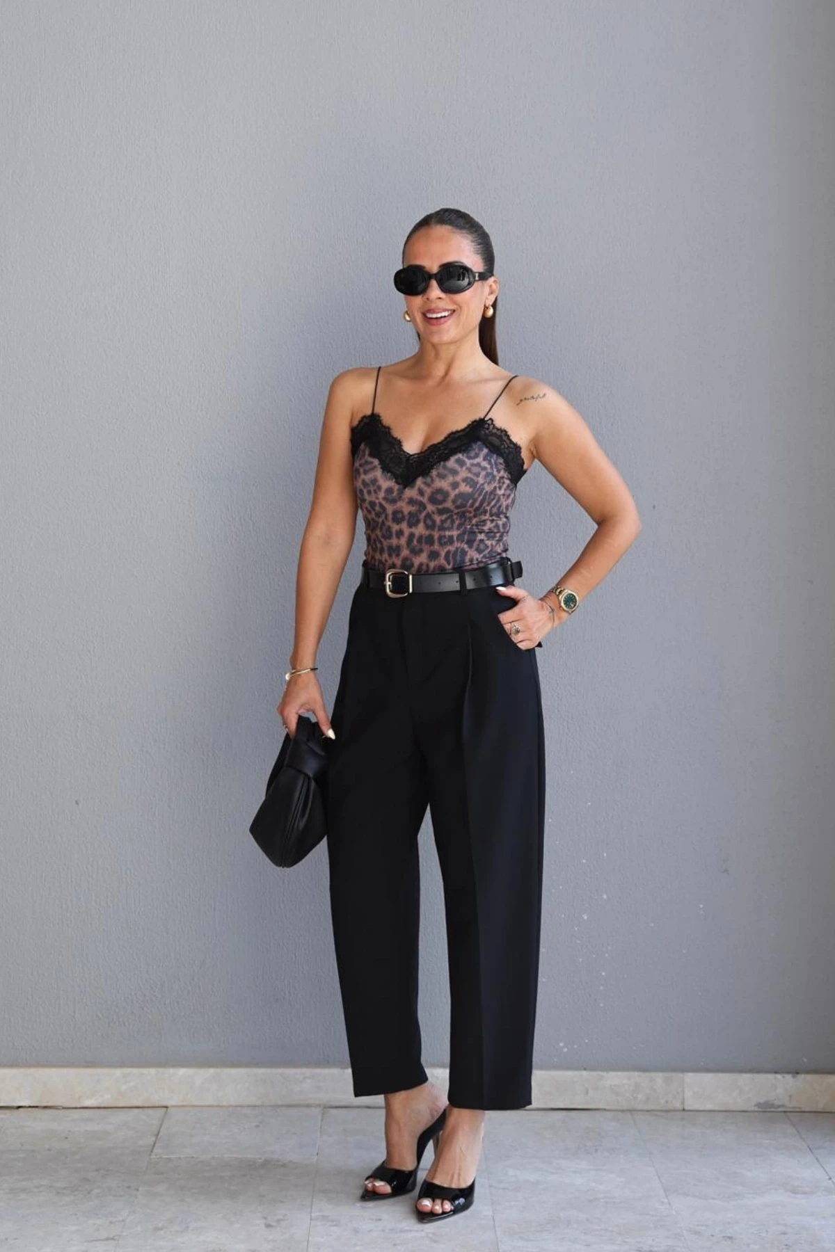 Siyah Pens Detay Kemerli Pantolon