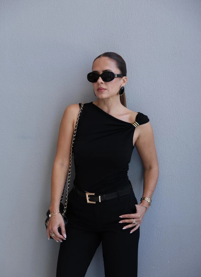 Siyah Düşük Omuz Tokalı Bluz