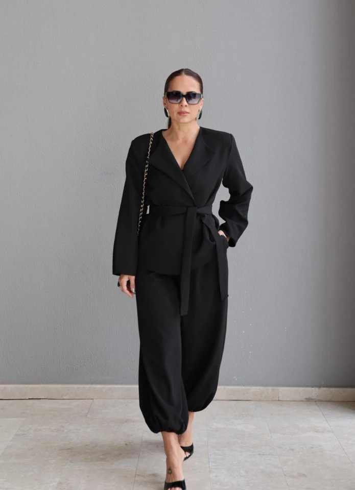 Siyah Kuşaklı Ceket Pantolon Takım