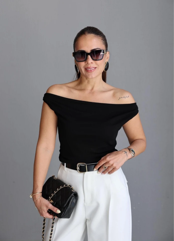 Siyah Kayık Yaka Transparan Bluz