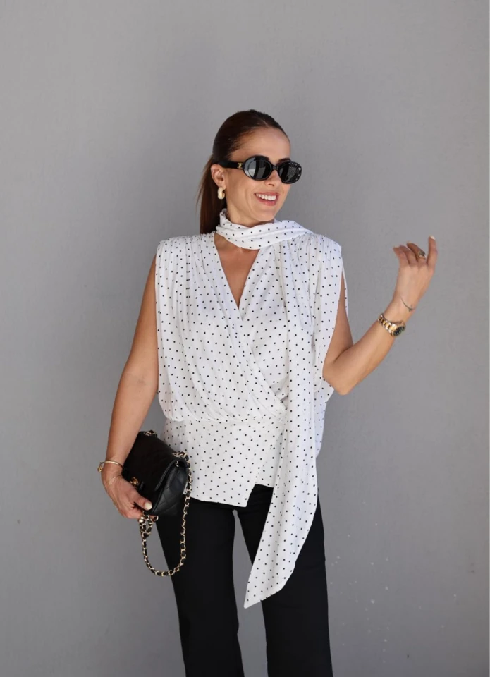 Beyaz Fular Detay Puantiyeli Bluz