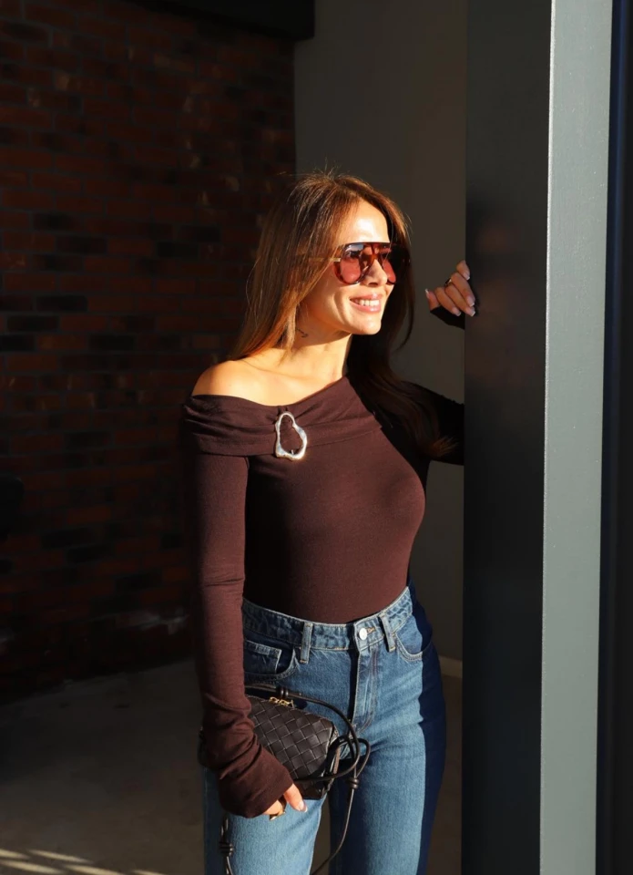 Omzu Açık Tokalı Bluz