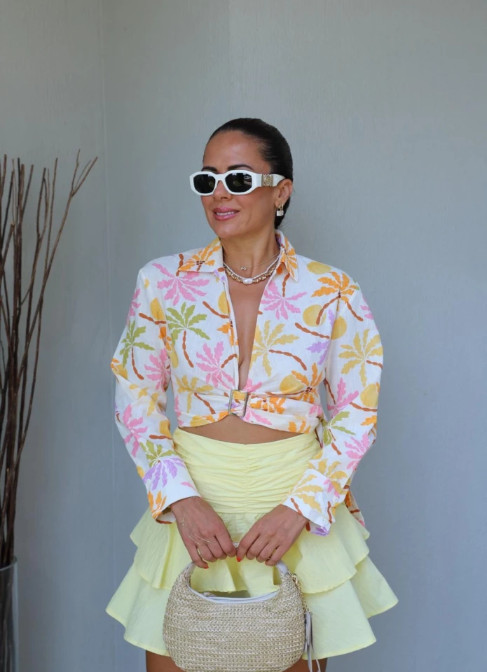 RENKLİ Desenli Ön Toka Detay Crop Gömlek