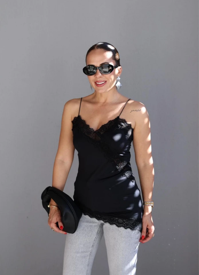 Siyah Asimetrik Dantel Detay Bluz