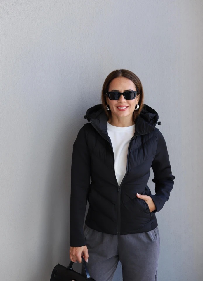 Siyah Kapüşonlu Mont