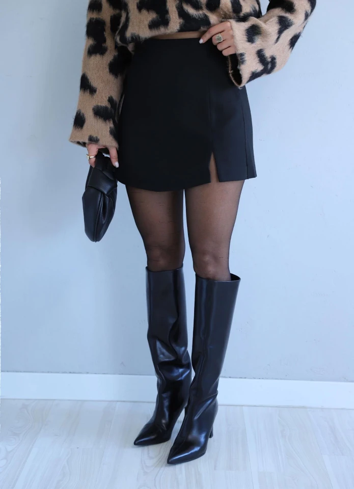 Siyah Minik Yırtmaç Detay Şort Etek