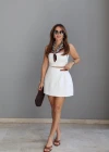 Beyaz Tokalı Şort Etek