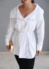 Beyaz Geniş Kruvaze Yaka Bağcıklı Gömlek