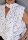 Beyaz Fular Detay Puantiyeli Bluz