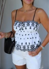 Beyaz Nakış Detay Bluz