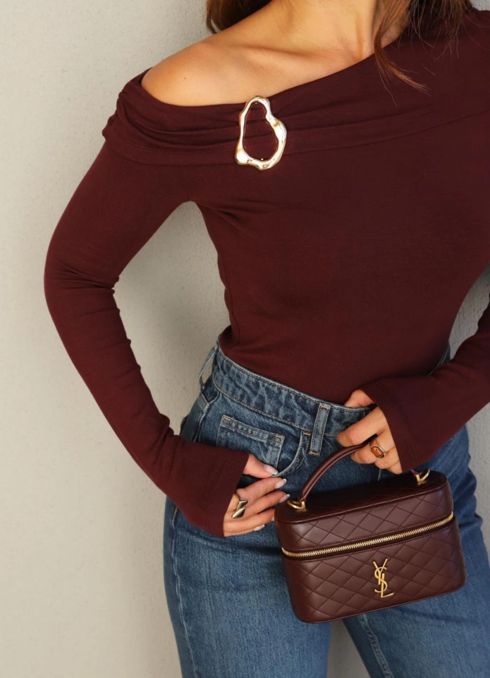 Omzu Açık Tokalı Bluz