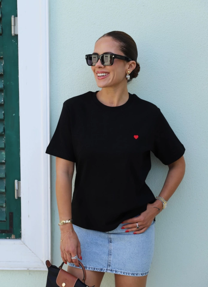 Siyah Kalp Nakışlı Basic Tshirt